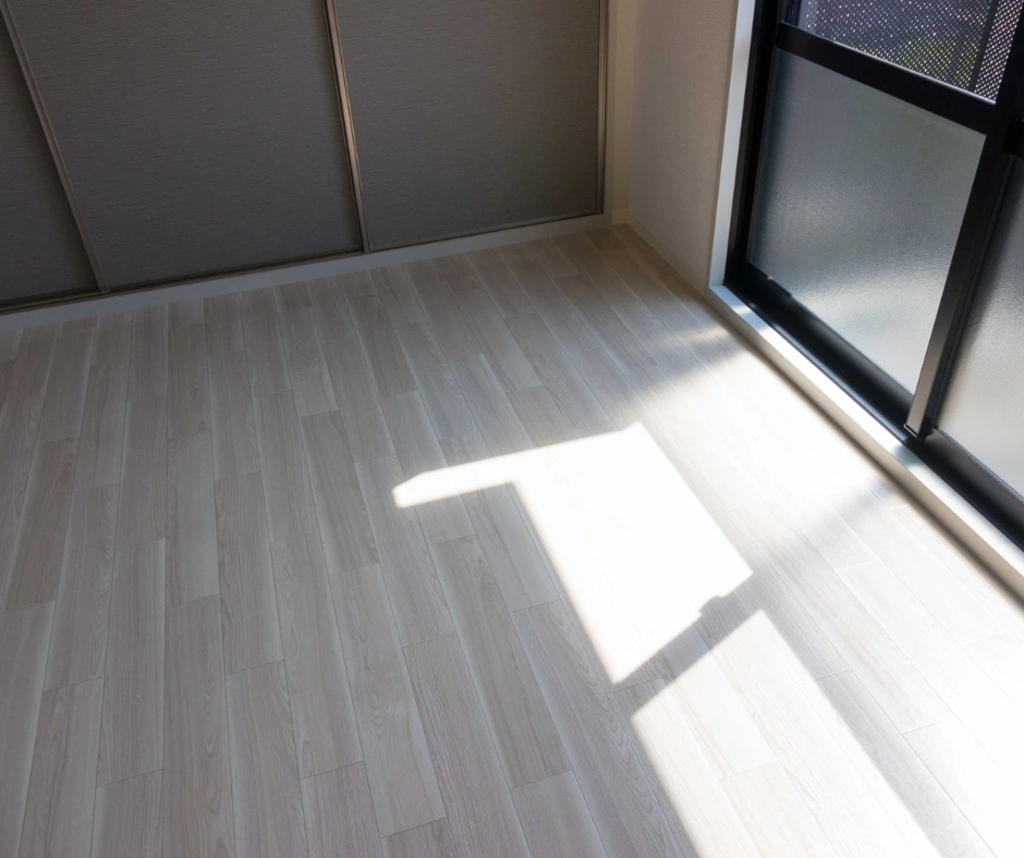 Waterproof laminate in a warm, family-ready room